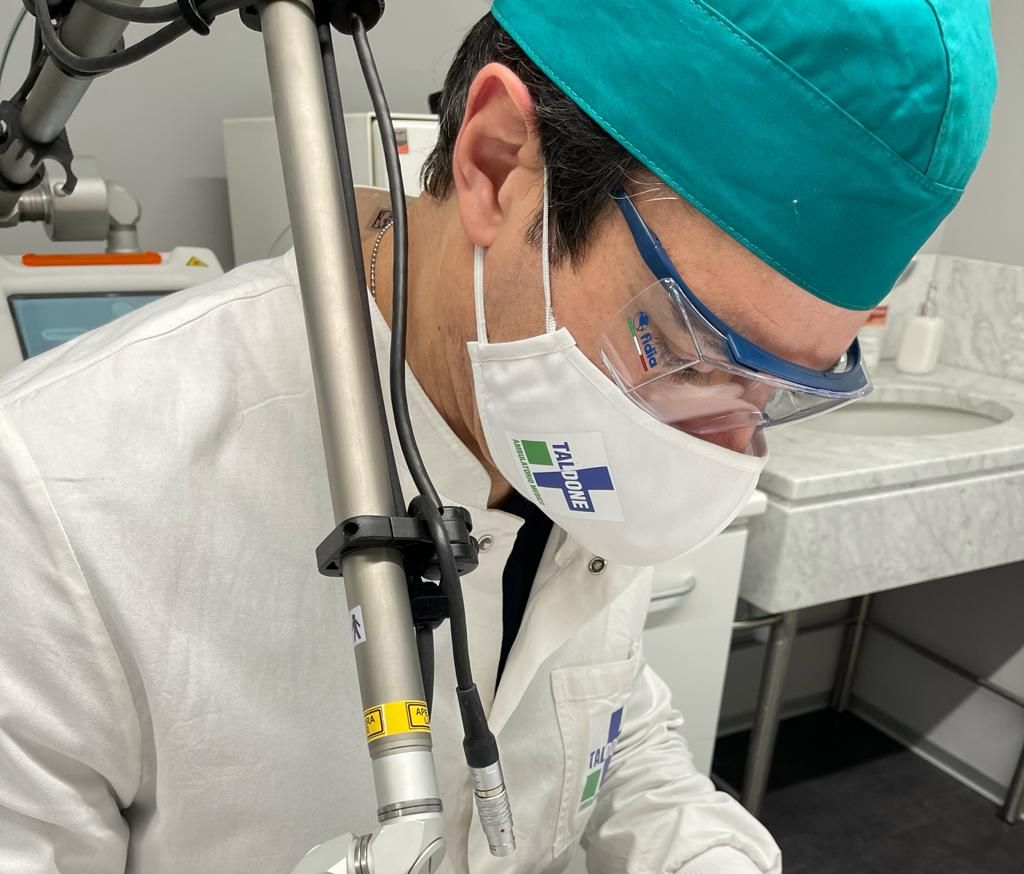 Il Dott. Taldone durante un trattamento laser