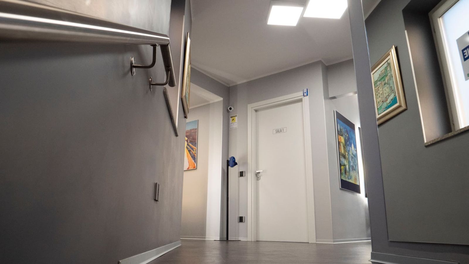 Corridoio con appendiabiti e Sala 1