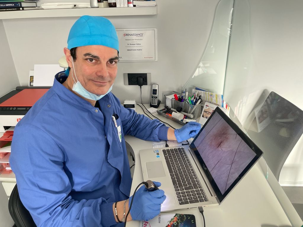 Il Dott. Taldone durante la mappatura dei nei con videodermatoscopio digitale