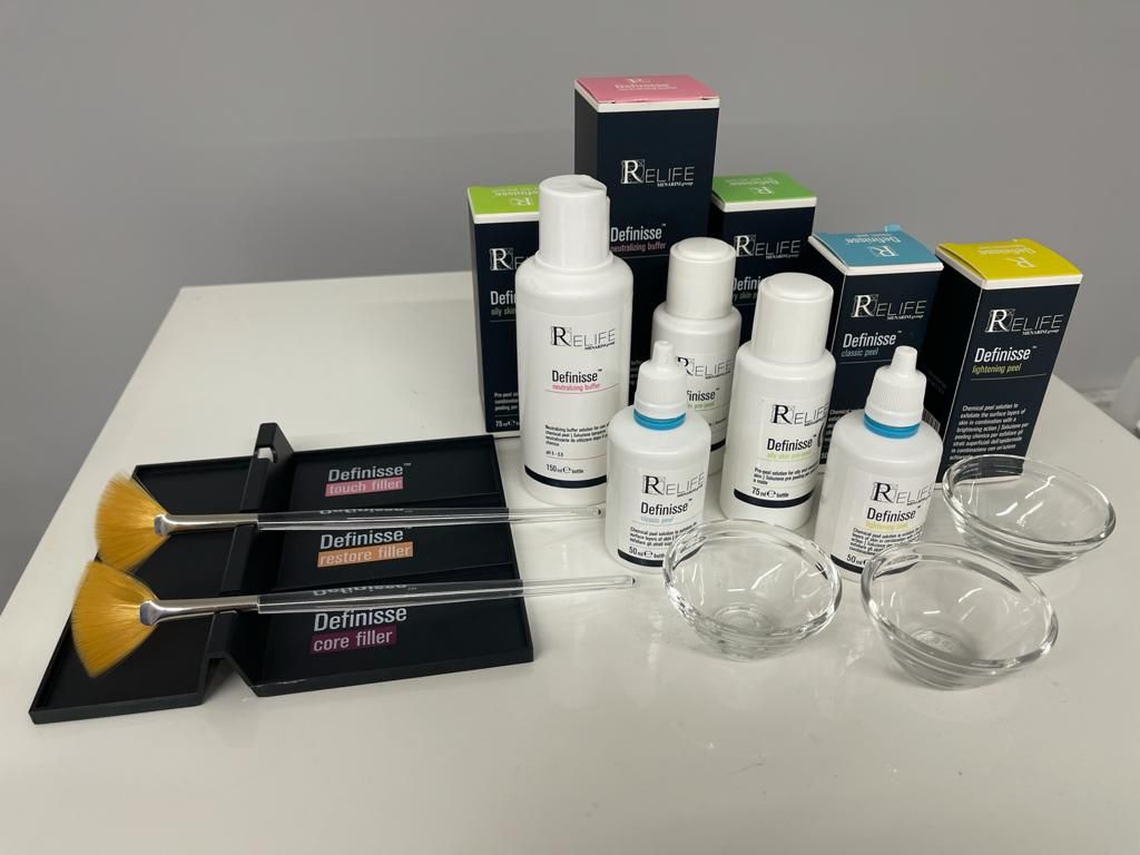 Prodotti e pennelli per il peeling