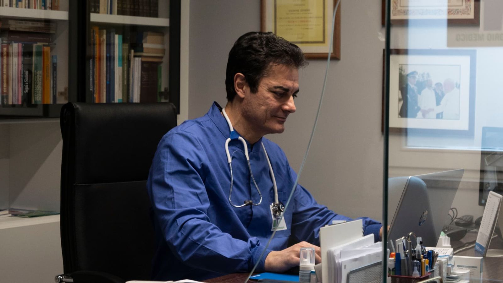 Il Dott. Giuseppe Taldone alla scrivania