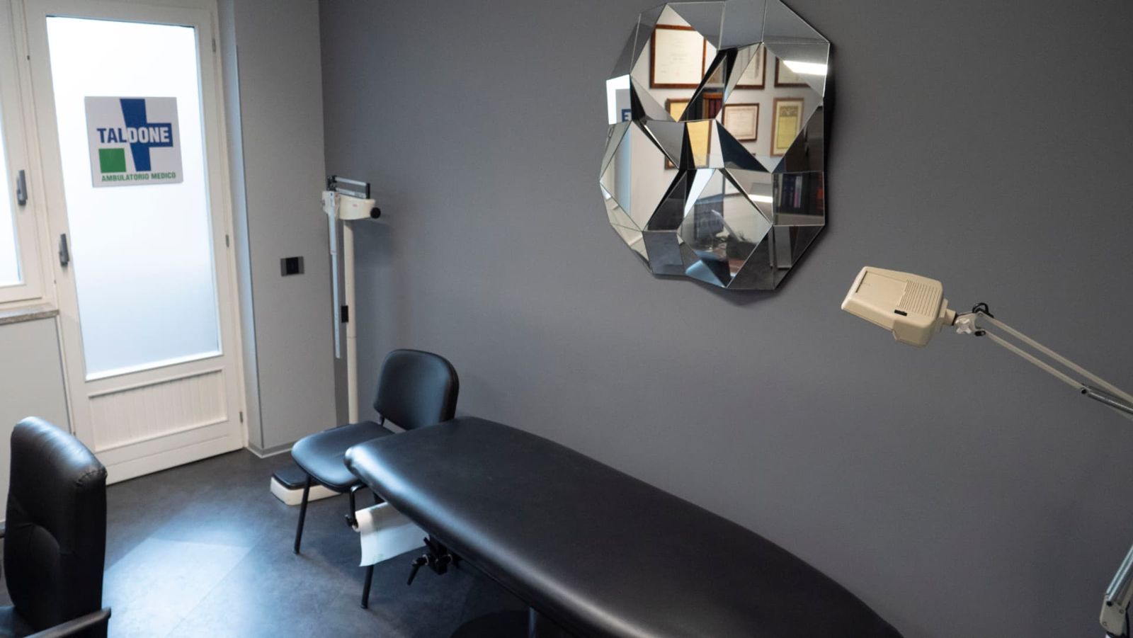 Sala visita con diplomi e apparecchiature