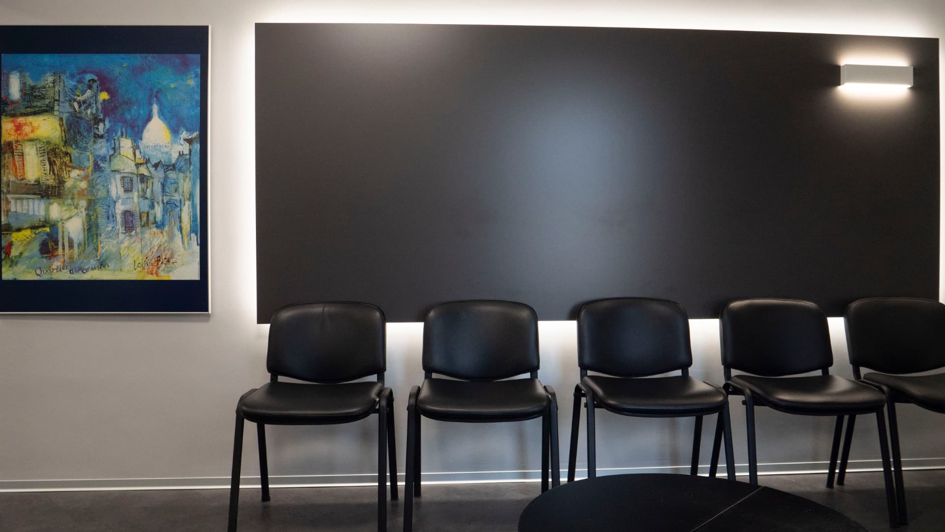 Sala d'attesa con opere d'arte