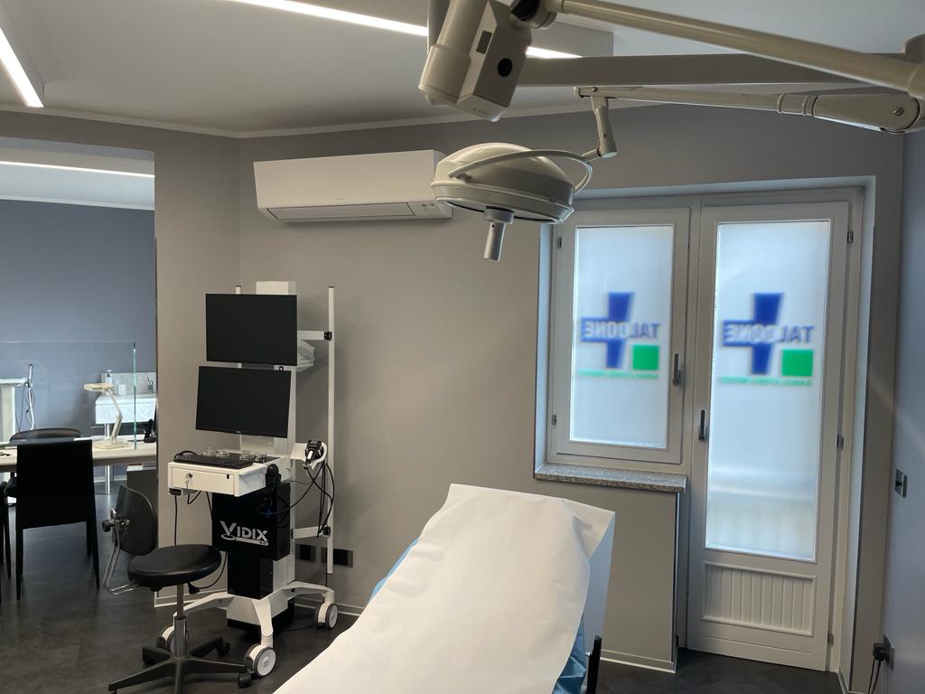 Sala trattamenti con apparecchiature digitali